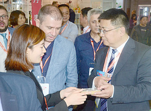 К.Н. Рачаловский (в центре) с китайскими торговыми портнерами.