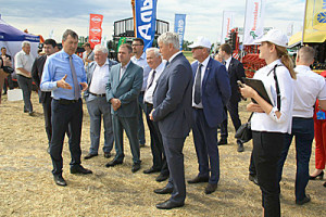 Разговор на злободневную тему. К.Н. Рачаловский – в центре.