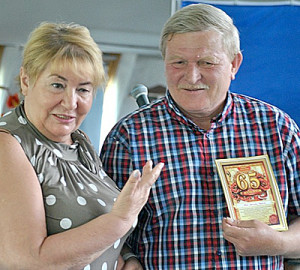 А.С. Бобкова вручает юбиляру памятный диплом.