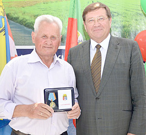 Награду П.Г. Фоменко вручил В.И. Борзенко.