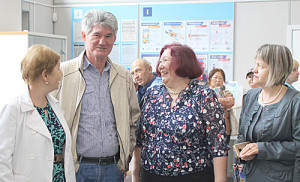 Начальник Аксайского почтамта Г.В. Ладатко, директор-главный редактор МУП «Редакции газеты «Победа» Н.А. Лукина (справа налево) с постоянными читателями. 