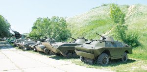 Броневая и автомобильная техника прибывала из различных уголков области.