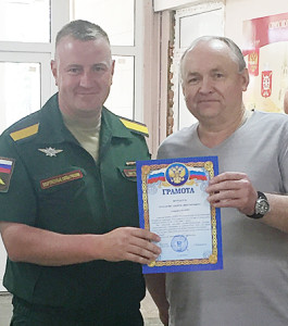 А.В. Муханов получил грамоту из рук С.Б. Боровкова.