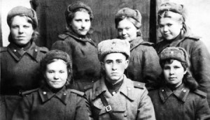 В.И. Ревина (Крячко)в нижнем ряду справа. 1945 год.