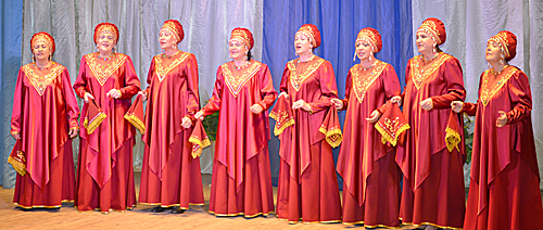 Слова из песни ансамбля «Любить по-русски» как утверждение, что народная песня будет существовать вечно: «На Руси никогда не умолкнут гармони, Русь без голоса их, как трава без росы»…