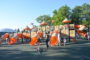 Детская площадка в городском парке – излюбленный лабиринт с горками.