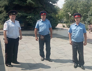 И.И. Капустин (слева) осуществляет обход своего участка вместе с казаками.