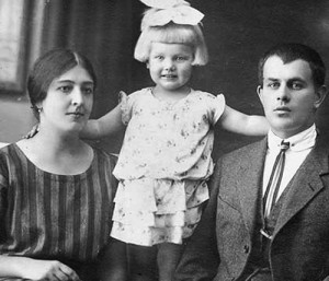Николай Туроверов с женой Юлией и дочерью Натальей.