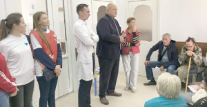 И.В. Галеев (в центре) рассказывает пациентам об акции «Добро в село».