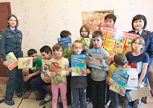 Инструктаж по пожарной безопасности в Большелогском центре помощи детям ведут С.Ю. Резникова (справа) и ее коллеги.