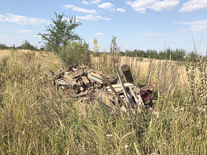 С грузовика высыпали строительный мусор.