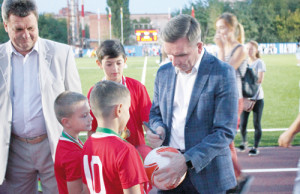 И.А. Гуськов на память о праздничном дне подписал мяч для юных футболистов.