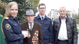 В.И. Деревянкина (второй слева) поздравляют с Днем пожилых людей.