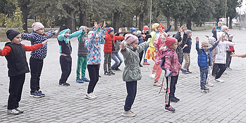 Начался День здоровья с утренней разминки.