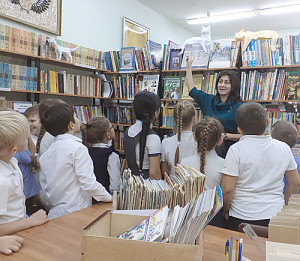 И.Г. Шибарова знакомит первоклассников со своим «храмом знаний».