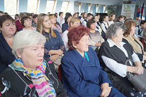 Здесь собрались поклонники творчества поэта.