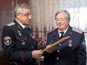 С.И. Марков вручает Б.В. Реусу войсковую грамоту.