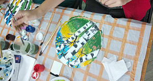 Рисование, используя то правую, то левую руку, позволяет раскрыть мир волшебного полета фантазии.