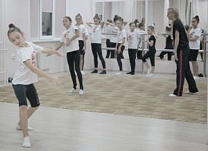 Сестры Михайлец проводят мастер-класс для участниц образцового ансамбля «Диво».