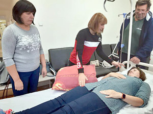 О.С. Возницкая (в центре) проводит практические занятия в Реконструкторской больнице.