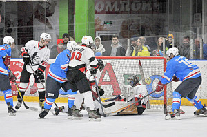 Матч открытия сезона на ледовом катке «Ледакс».
