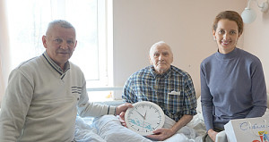 В.М. Языков (слева) и Е.А. Шевченко поздравляют М.Н. Карчкова (в центре).
