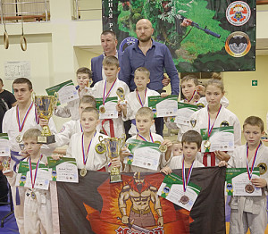 Команда БК «Ярый» ДЮСШ «Юность» (тренер С.Ю. Гладких – в центре).