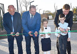 Д.А. Ермолаев, Е.А. Шигин, В.И. Борзенко с ребятами перерезают ленточку.