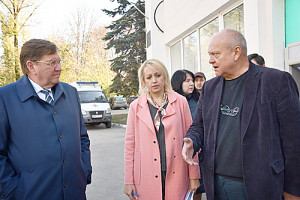 В.И. Борзенко, О.Н. Пушкина и И.В. Галеев обсуждают перспективы развития здравоохранения в районе.