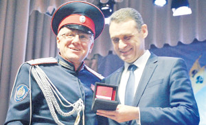 М.В. Корнеев награждает С.И. Маркова нагрудным знаком Губернатора области «За ратную службу».