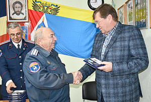 Медаль И.М. Василенкову вручает В.И. Борзенко.