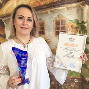 В.С. Чернышева с заслуженной наградой.