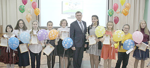 Участники конкурса награждены дипломами и кубками. Я.Л. Чернышев – в центре.