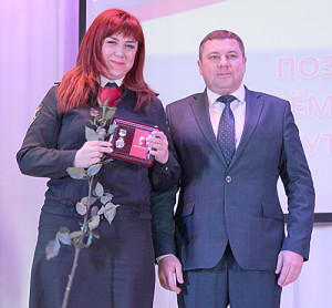 К.С. Доморовский (в центре) наградил знаком «Аксайский район» О.В. Каштанову