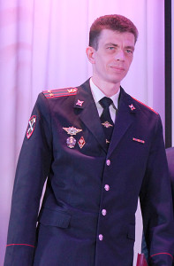 К.С. Доморовский (в центре) наградил знаком «Аксайский район» А.В. Колесникова.