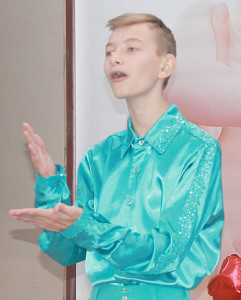 Алеша поет.