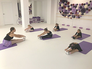 Занятия развивают гибкость, улучшают осанку.