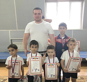 Команда БК «Ярый» ДЮСШ «Юность» (тренер С.Ю. Гладких – в центре).