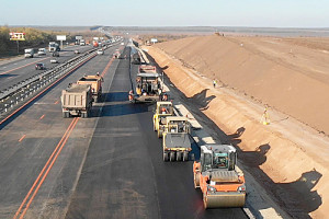 Ведется срезка изношенного асфальтобетонного покрытия, стабилизация грунта цементом.