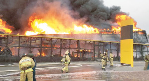 На место сразу прибыли пожарные расчеты.
