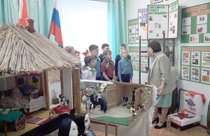 В центре – макет «Казачий курень с подворьем». Экскурсию ведет Т.А. Черскова.