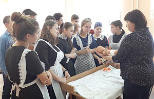 Подросткам рассказали о профессии акушера.