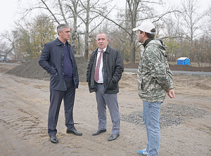 А.К. Хбликян, Е.В. Галицин и подрядчик на осмотре парка в станице Старочеркасской.