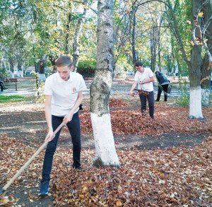Нашим волонтерам все по плечу: и листву убрать, и огород вскопать, и деревья посадить.