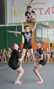 Свое мастерство показывают акробаты.