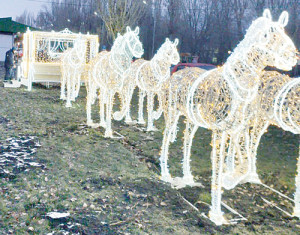 Карета с лошадьми около цветочного рынка.