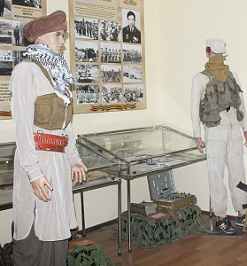 События в Афганистане нашли отражение в музейных экспонатах. Элементы одежды маджахеда были привезены из командировок. Брюки, кроссовки, патронташ, разгрузка, кавалерийский карабин – все настоящее.