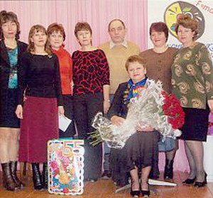 Ольга Терентьевна со своими выпускниками. 2005 г.