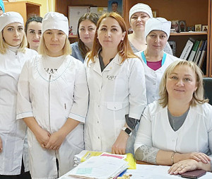 С.Н. Морозова (крайняя справа) со студентами.