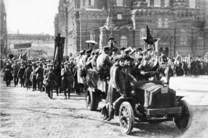 праздничные марши - Рабочие в сопровождении оркестра на грузовом автомобиле входят на Красную площадь. 1 мая 1918 года.